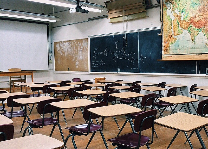 Adiamento das aulas prejudica a vida das famílias que precisam se reorganizar para ter quem cuide das crianças