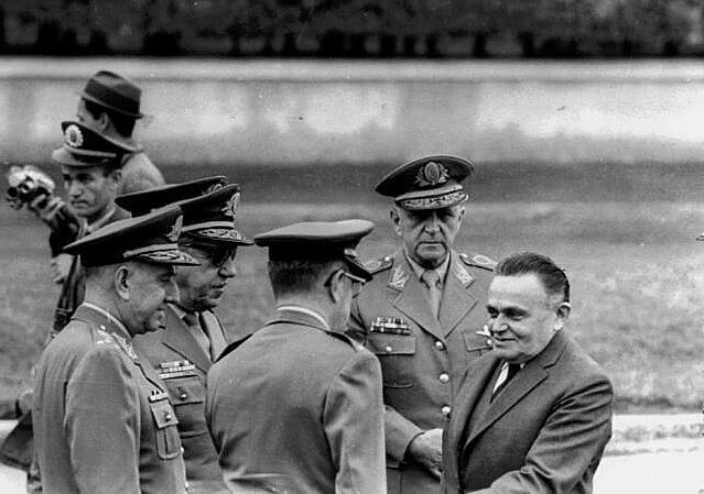 Castello Branco (dir.) foi o primeiro presidente da ditadura militar, após golpe contra Jango