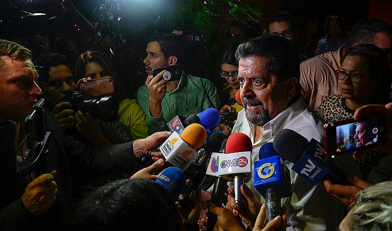 Zambrano fala com a imprensa após sua soltura