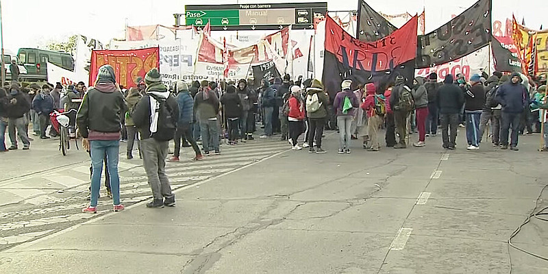 Centrais sindicais convocaram greve geral na Argentina; acessos a Buenos Aires foram fechados
