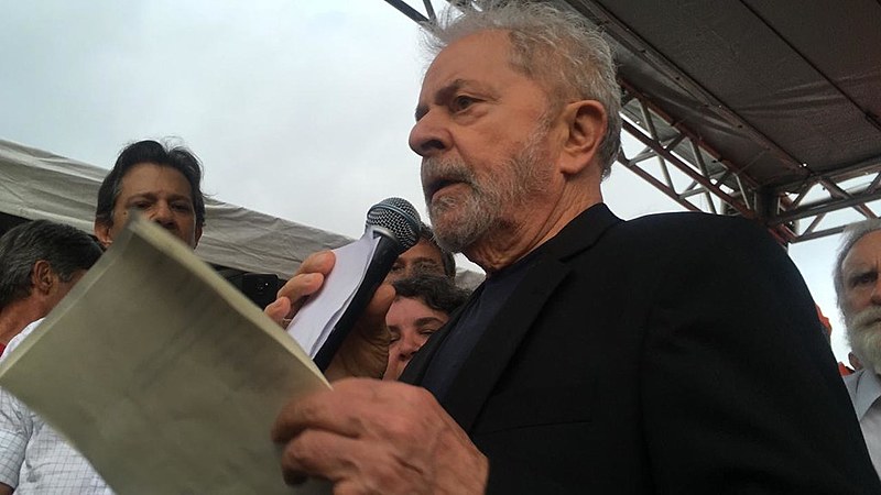 Lula discursou para a militância após deixar a cela na PF