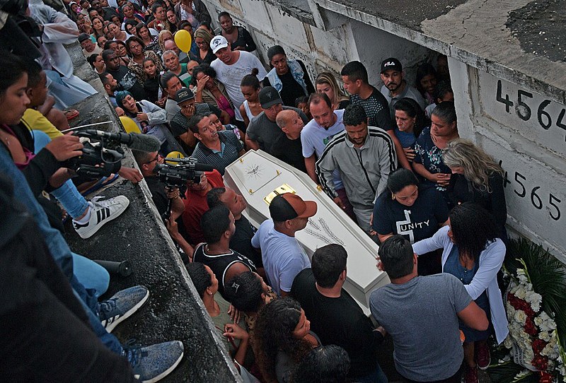Familiares carregam o caixão de Ágatha Félix, de 8 anos, morta em ação da polícia no Morro do Alemão, no Rio de Janeiro