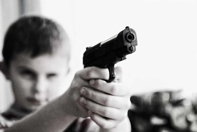 Crianças são curiosas, pensam que arma é brinquedo