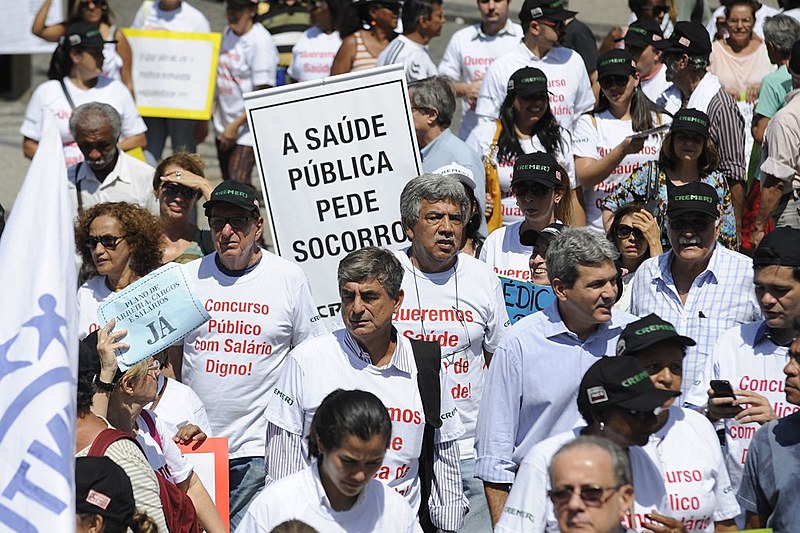 Todos os dias, a população carioca que procura a atenção básica tem que lidar com falta de medicamentos e aumento da fila de espera