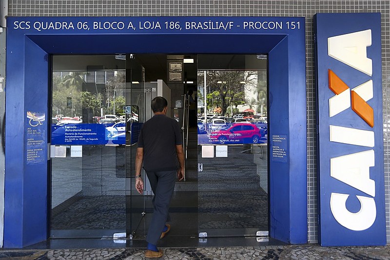 Tem direito ao abono as pessoas cadastradas no PIS/Pasep há, pelo menos, cinco anos.