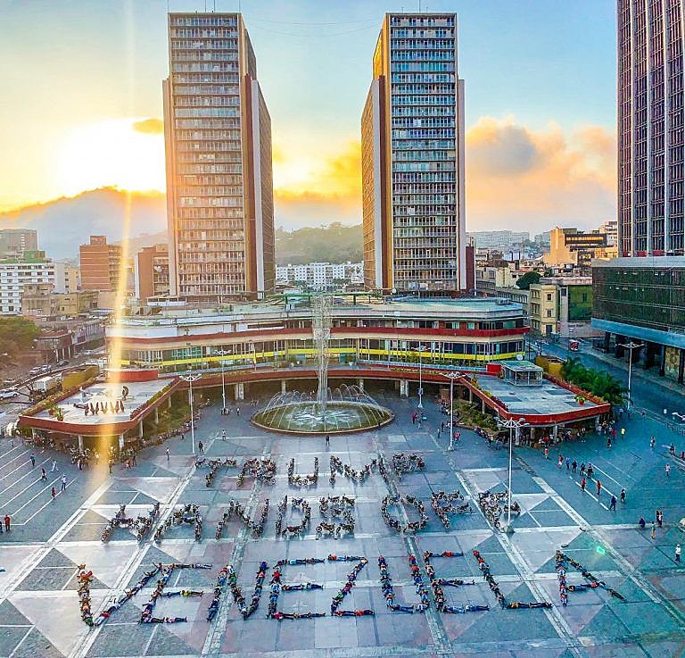 Jornada de solidariedade com a Venezuela realizada no dia 16 de março;  na foto, lê-se: "Trump, tire as mãos da Venezuela"