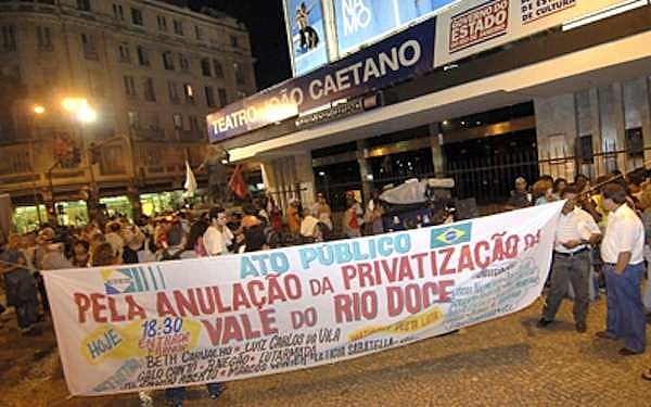 População foi às ruas para protestar contra a privatização da companhia Vale do Rio Doce, vendida "a preço de banana" em 1997