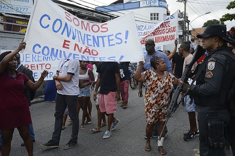 Moradores da Cidade de Deus protestaram, na última quinta-feira (24), contra a utilização de mandados coletivos de busca na comunidade
