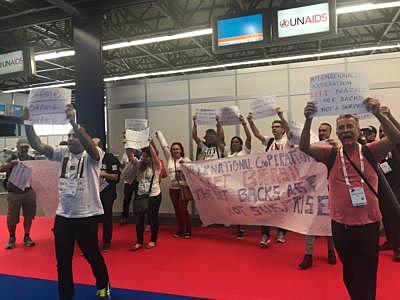 Protesto de brasileiros na 22ª Conferência Internacional de Aids, em Amsterdã, Holanda, em 2018.