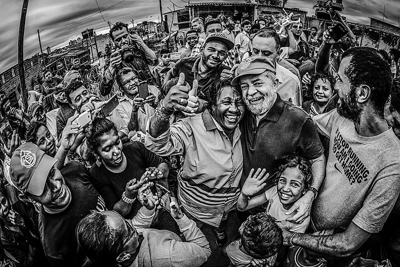 "Quando forem chamados a prestar depoimento podem dizer que Lula mora aqui”, disse o ex-presidente
