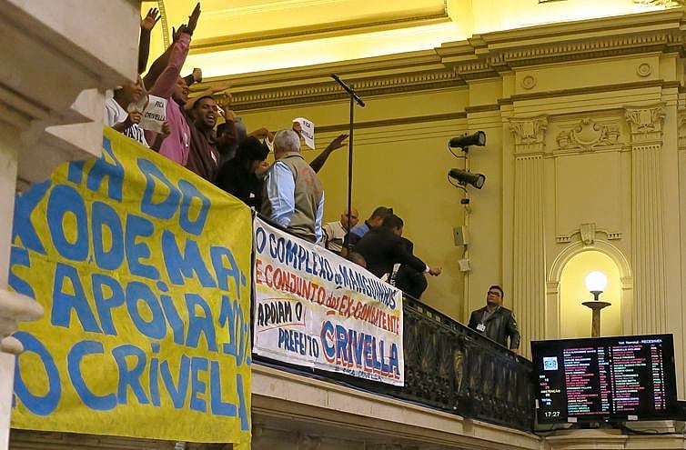 Por 29 votos a 16, o pedido de abertura de impeachment do prefeito por crime de responsabilidade e improbidade administrativa foi rejeitado