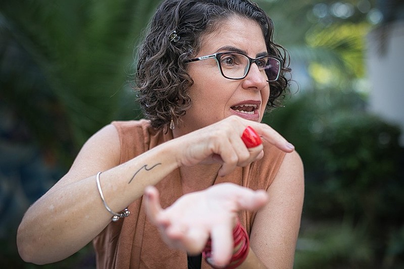 A professora Miriam Fábia Alves, da UFG, falou sobre a implementação dos colégios militares na rede estadual de Goiás