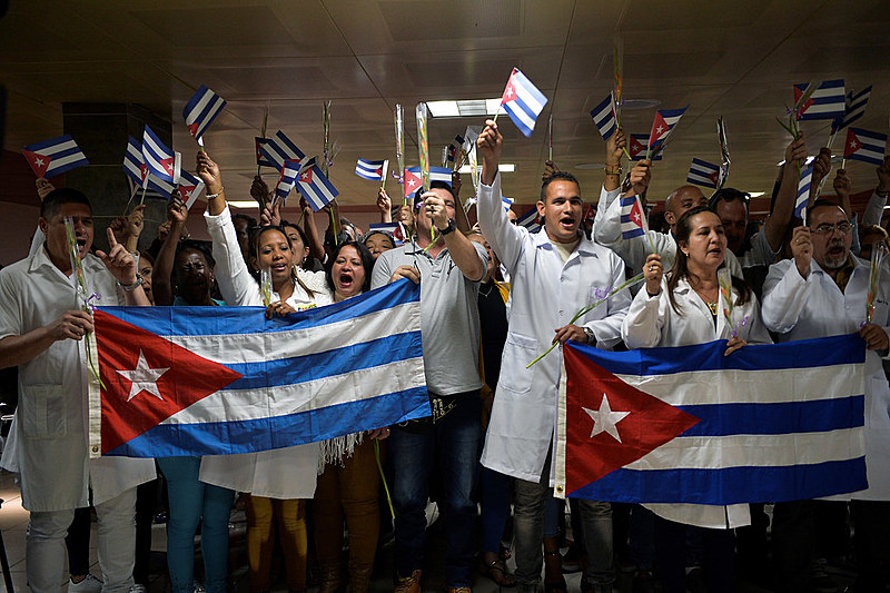 Médicos em Cuba aguardam o regresso de seus colegas de profissão após governo autoproclamado da Bolívia romper acordo entre os países