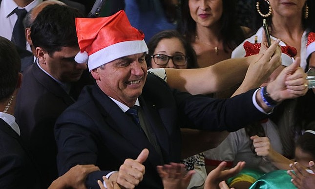 Bolsonaro esperou a véspera do Natal para assinar um decreto determinando a extinção de quase 30 mil cargos no governo federal