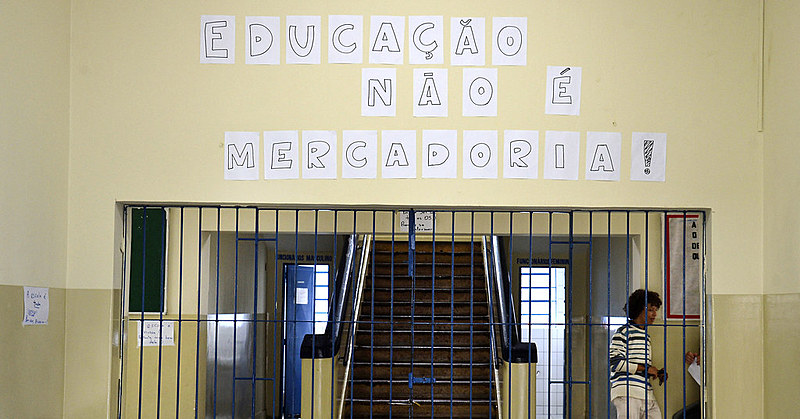 “É certo que existem problemas muito sérios com nosso sistema público de ensino, mas militarizar e terceirizar não são solução”, diz postagem da página Secundaristas em Luta - GO