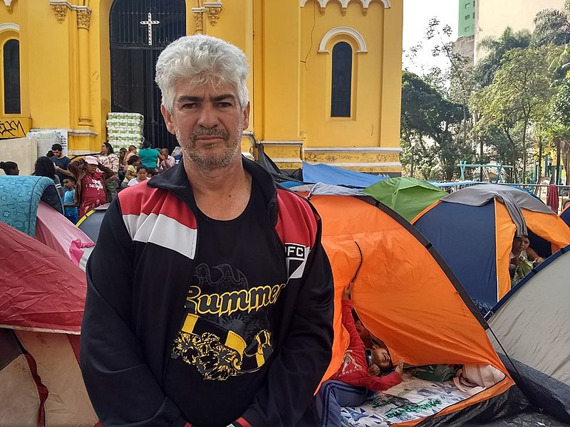 Adilson teme ser esquecido pelo poder público e espera respostas acampado em frente à igreja com sua família