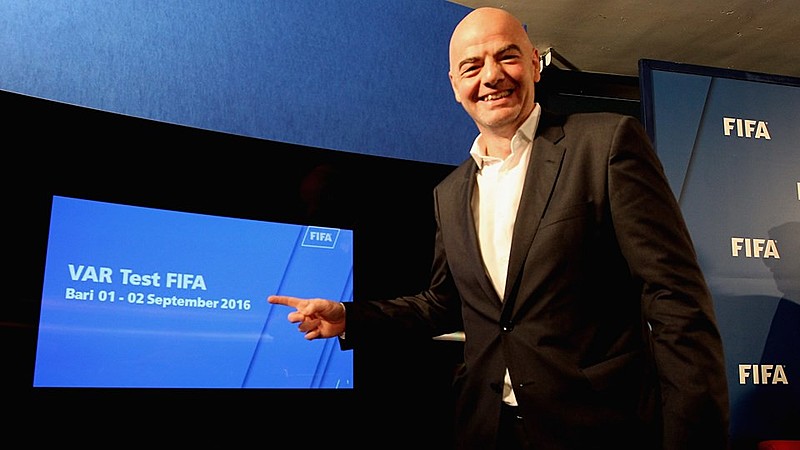 Gianni Infantino, presidente da FIFA, branco e rico