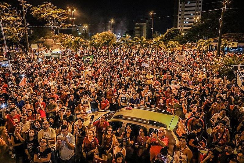Uma multidão se reuniu na Praça da Paz, no bairro do Bancários, em defesa da Democracia.