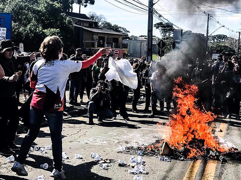 Tristes e revoltados, naquela manhã servidores queimavam seus jalecos como forma de protesto