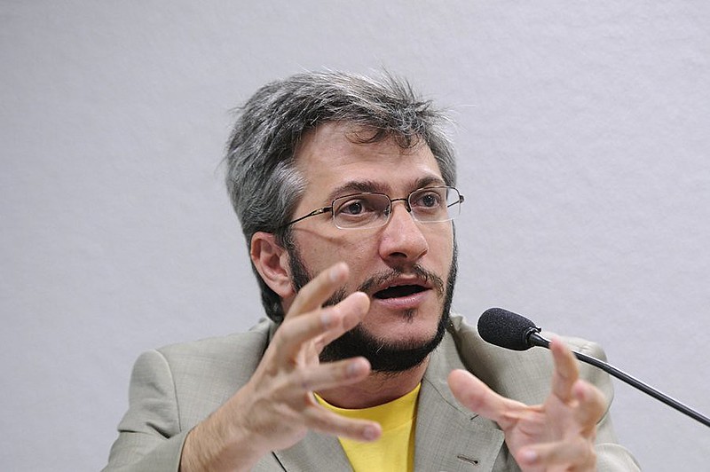 Pagotto avalia que a imagem de candidato nacionalista que Bolsonaro tenta transmitir não se sustenta