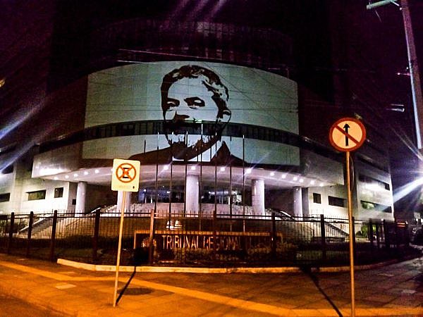 "Entre os ataques à Síria e a arbitrária prisão de Lula, há um forte laço: ambas as ações são justificadas por falsas verdades"