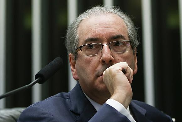 Durante toda a entrevista, manifestantes fizeram um “buzinaço” em protesto à Cunha