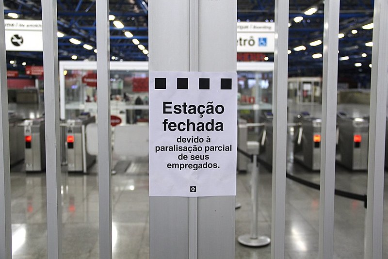 Estación de metro cerrada en la ciudad de São Paulo; el episodio se repitió en diversos puntos de la ciudad