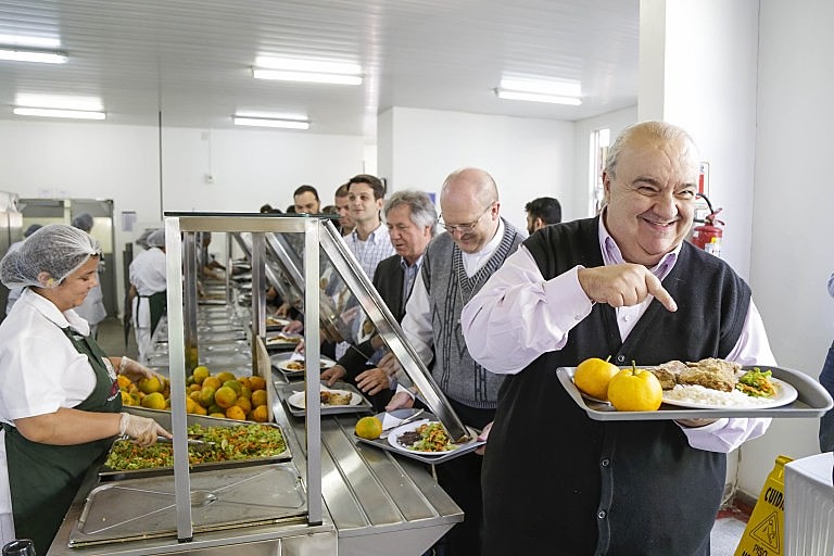 Em maior de 2018, Rafael Greca almoçou no Restaurante Popular da Rua da Cidadania Matriz, na Praça Rui Barbosa