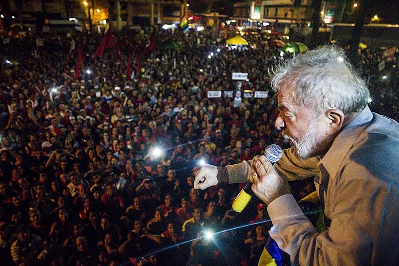 Manifestação aconteceu no centro do Recife como parte da Caravana Lula pelo Brasil