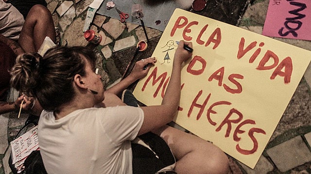 Mulheres preparam no Rio de Janeiro cartazes para ato do dia das mulheres