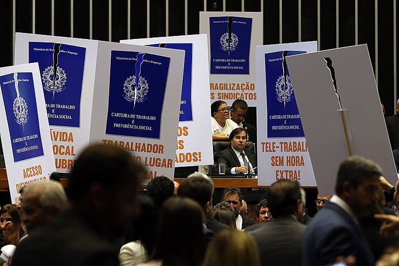 Deputados de partidos de oposição ao governo tentam adiar a votação em plenário da reforma trabalhista