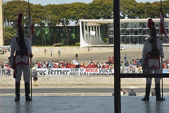 Integrantes de Movimentos Sociais protestam em frente ao Palácio do Planalto