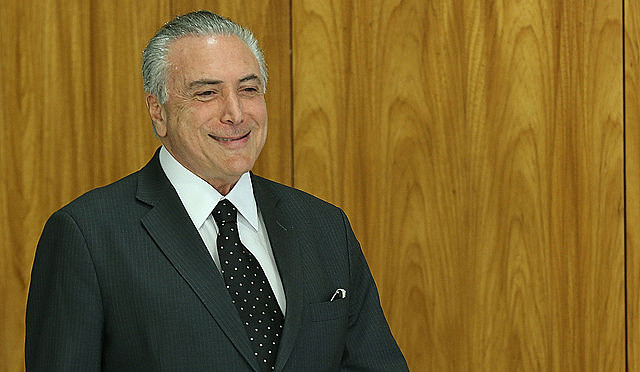 Benedito Barbosa, de la Unión de Movimientos de Vivienda, dice que Temer (encima) es "Robin Hood a la inversa"