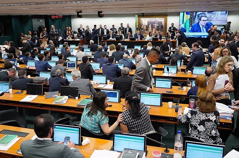A reforma foi aprovada em uma sessão que durou oito horas