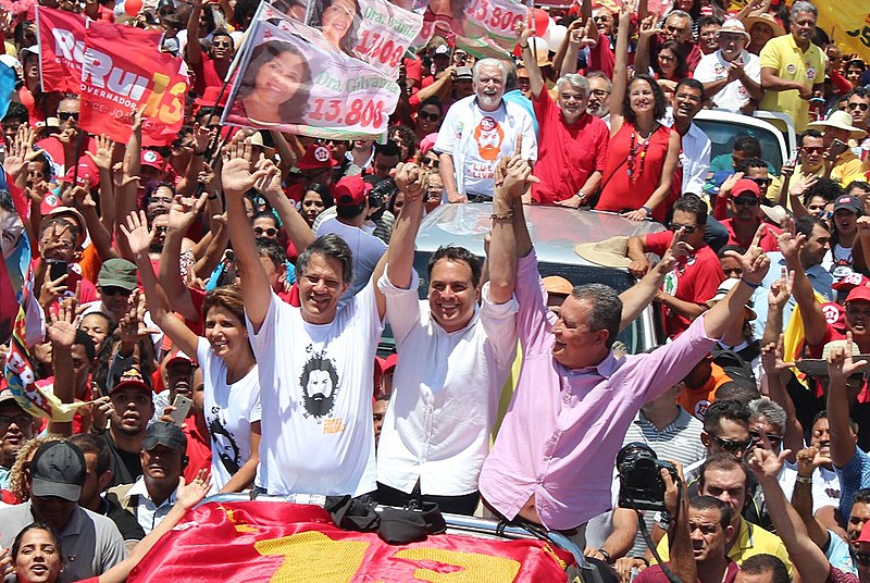 Cerca de 30 mil pessoas acompanharam os candidatos na travessia entre as cidades de Juazeiro e Petrolina