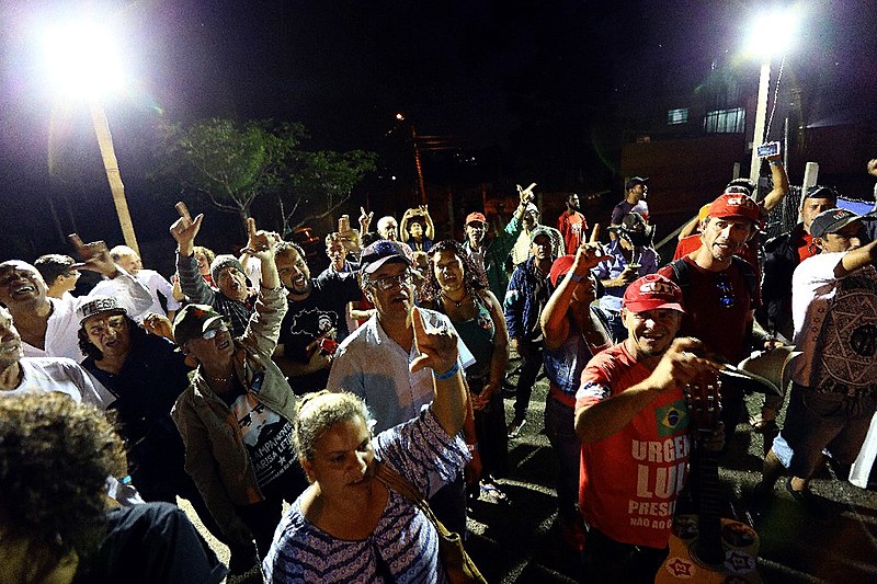 Vigília Lula Livre resiste há 187 dias em frente à Polícia Federal, onde Lula é mantido preso sem provas