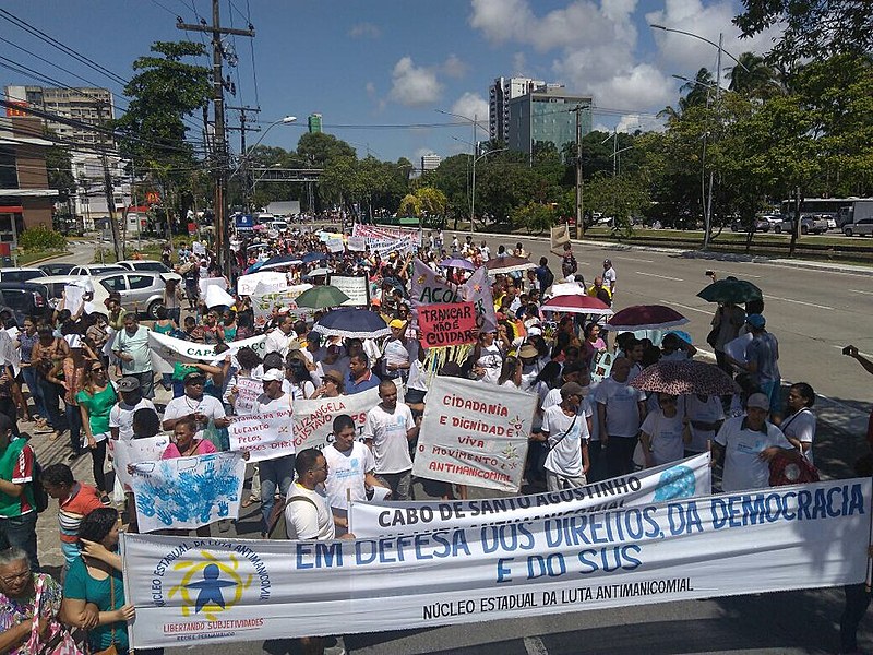 O ato teve concentração na praça da democracia