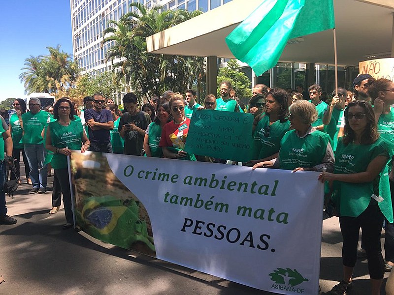Servidores e outros manifestantes durante protesto contra medidas de Bolsonaro na sede do Ministério do Meio Ambiente, em Brasilia (DF)