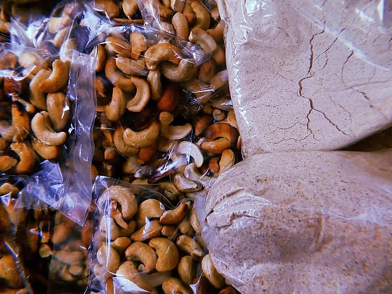 A feira conta com produtos agroecológicos vindos de acampamentos e assentamentos da Reforma Agrária vendidos pelos seus produtores