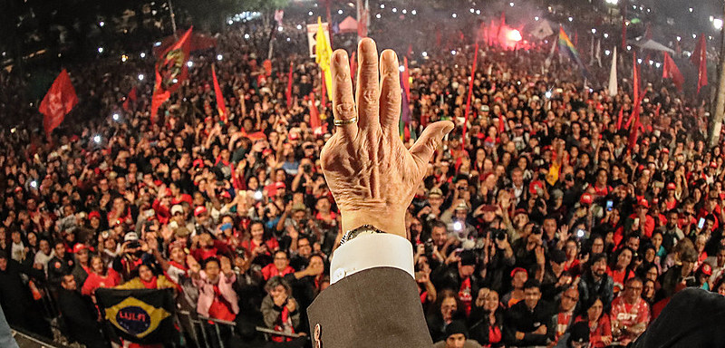 Após depoimento, Lula é recebido no encerramento da Jornada da Democracia por mais de 50 mil pessoas, em Curitiba