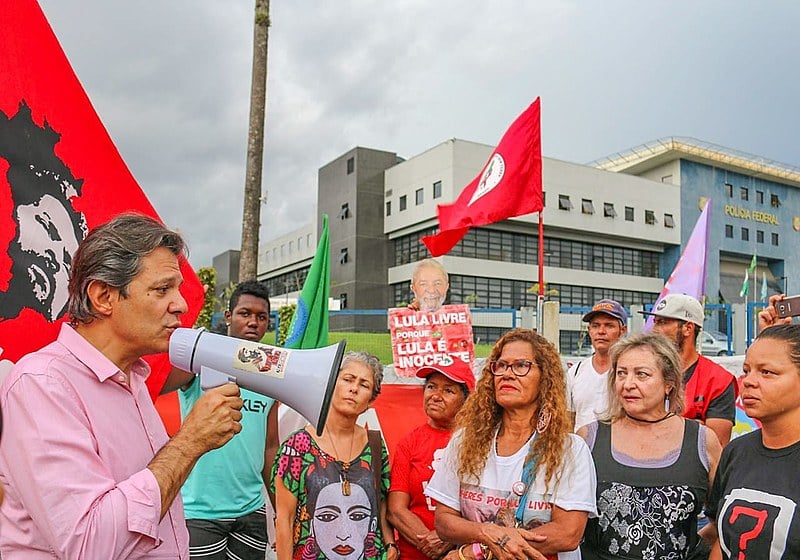 Professor Fernando Haddad após visita na última quinta-feira (8) ao ex-presidente Lula em Curitiba (PR)