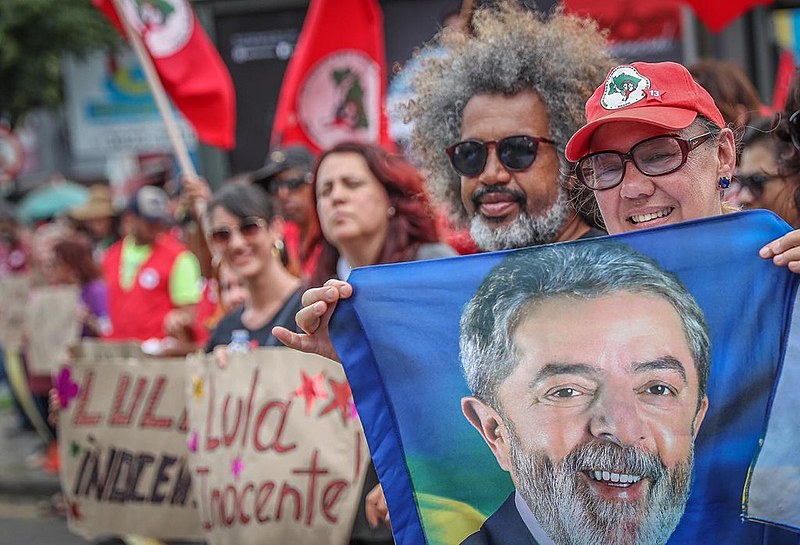 Apoiadores de Lula passaram o dia nas ruas manifestando rechaço à perseguição contra o ex-presidente
