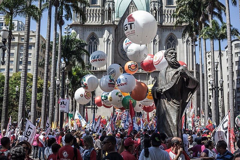 Centrais sindicais se unem em ato na Praça da Sé, centro da capital paulista