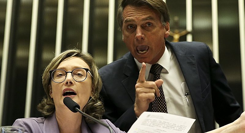 O presidente Jair Bolsonaro, durante uma de suas inúmeras mostras de respeito às mulheres, grita, intimida e interrompe Maria do Rosário