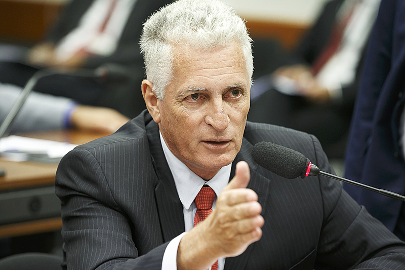 "Tem alternativa a reforma da Previdência, como taxar grandes fortunas", afirma deputado