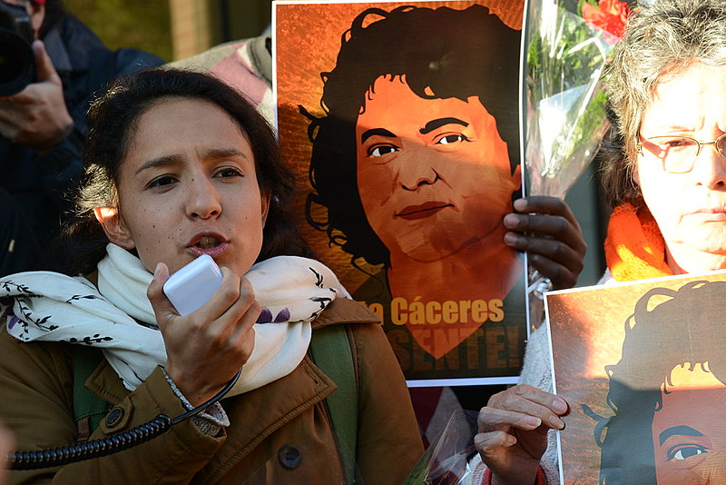 Berta Zúñiga Cáceres, filha de Berta Cáceres, durante manifestação por justiça para Berta Cáceres em frente a OEA, em Washington (EUA)