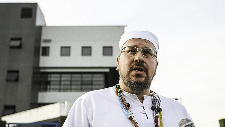 Pai de santo Antônio Caetano de Paula Júnior fala para Vigília Lula Livre, após visitar o ex-presidente Lula nesta segunda-feira (14).