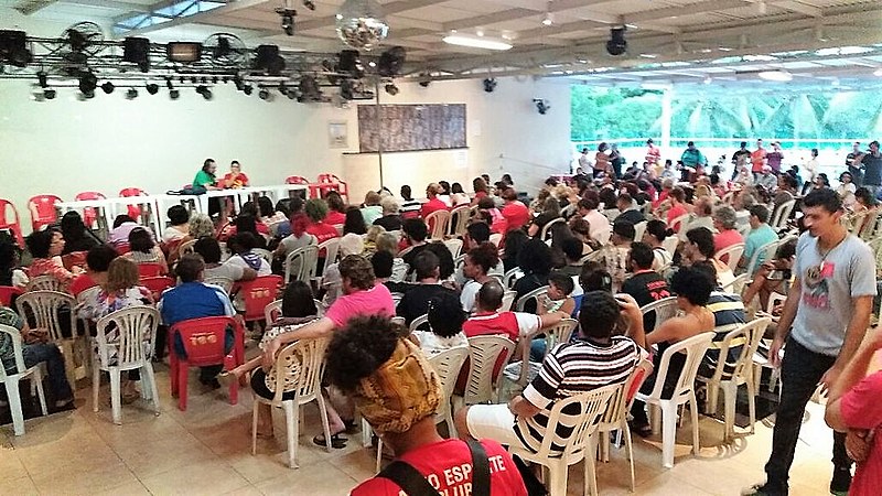 Assembleia convocada pela Frente Brasil Popular e Frente Povo Sem Medo reuni aproximadamente 500 pessoas no Sindicato dos Bancários.