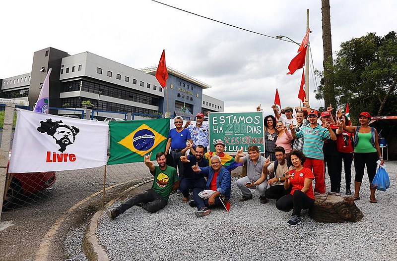 200 dias de resistência da Vigília Lula Livre, em frente à Polícia Federal em Curitiba.