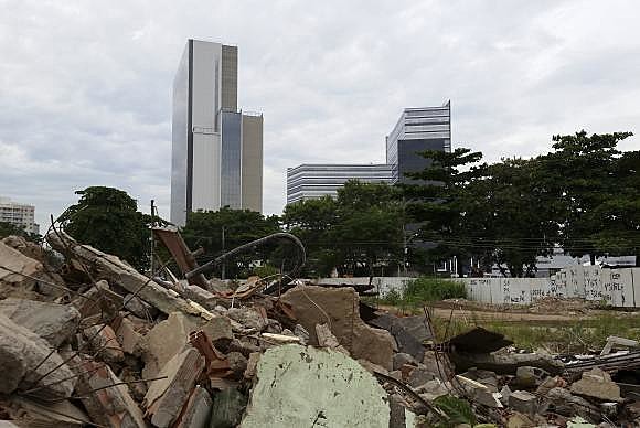 Rio de Janeiro - Escombros da Vila Autódromo e o Parque Olímpico ao fundo